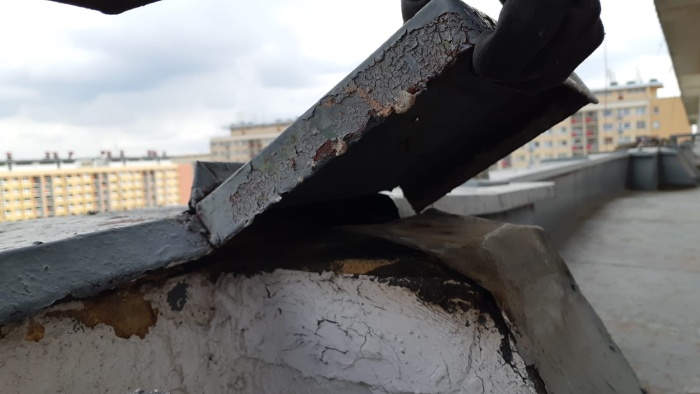 Poškození střechy - atika