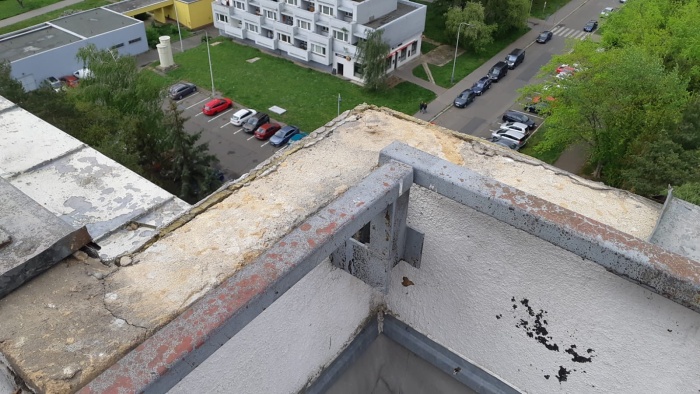 Poškození střechy - atika